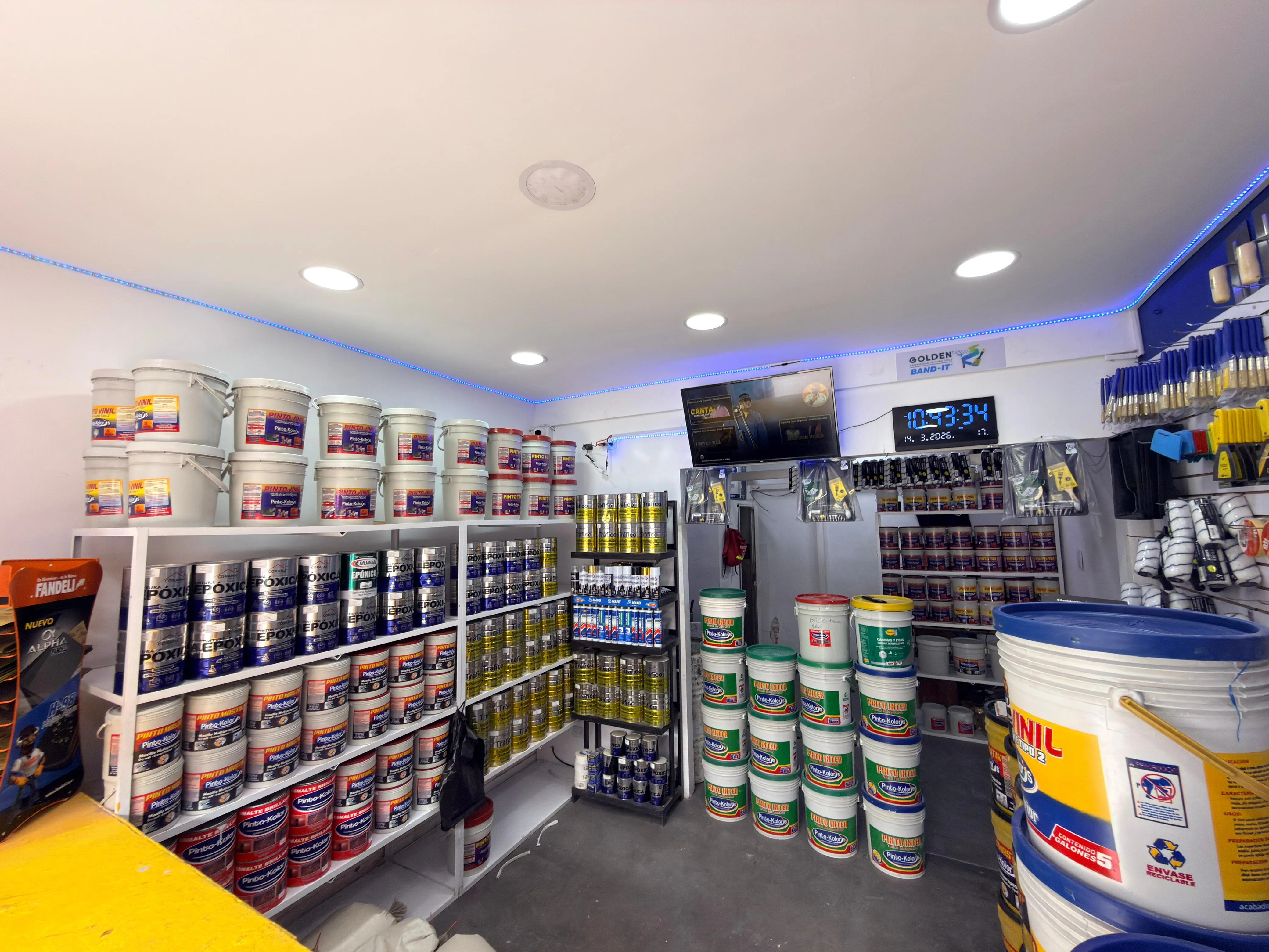 Proceso de producción y sedes de Pinto Kolors — 2 interior tienda productos estanterias