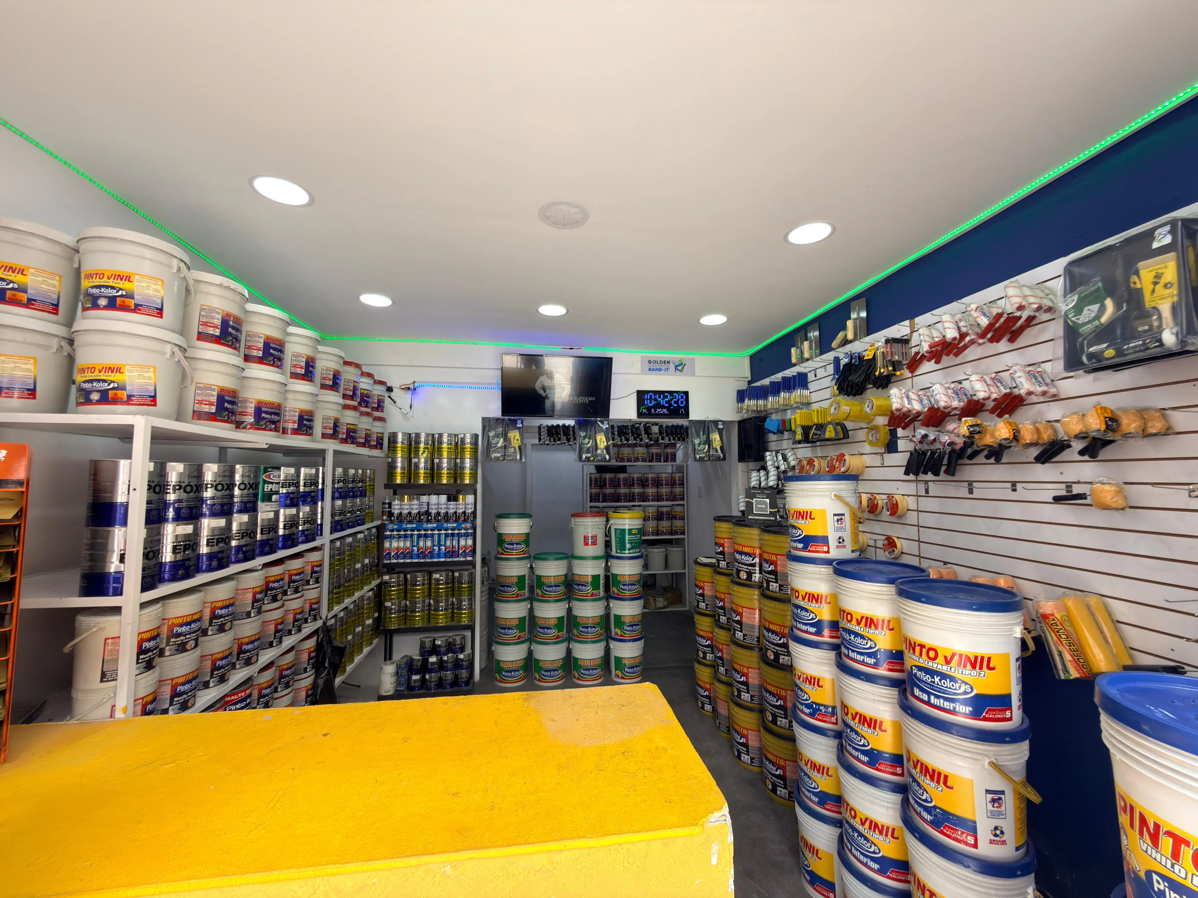 Proceso de producción y sedes de Pinto Kolors — interior tienda estanterias epoxico