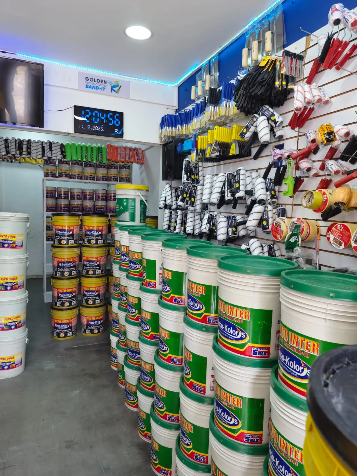 Proceso de producción y sedes de Pinto Kolors — interior tienda herramientas cubetas