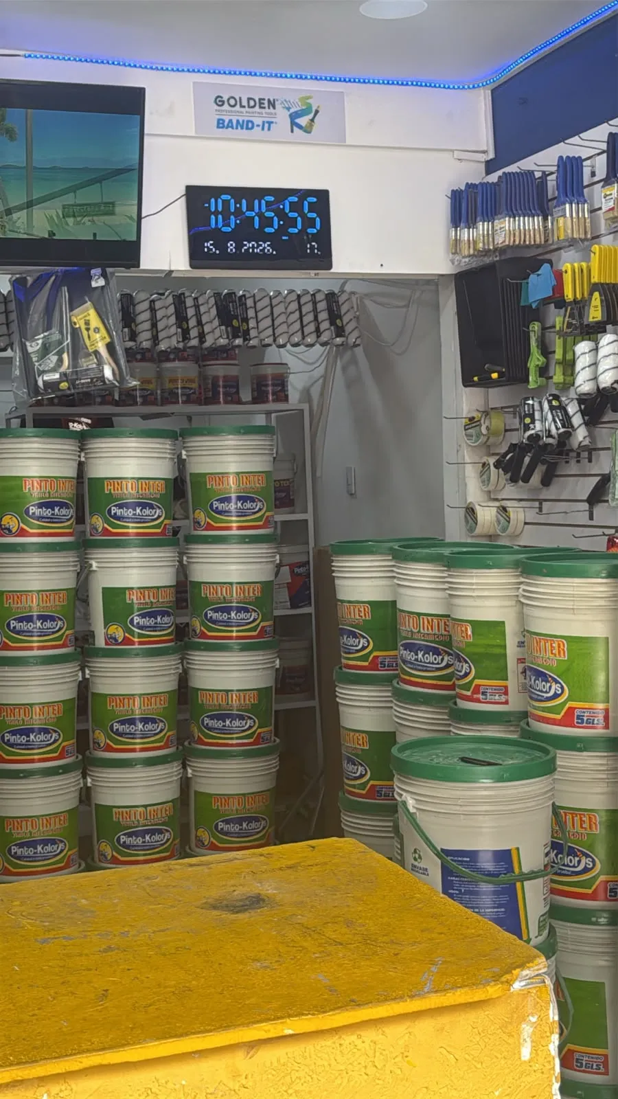 Proceso de producción y sedes de Pinto Kolors — interior tienda pinto inter