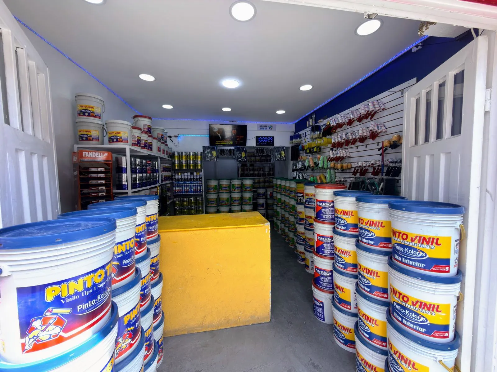 Proceso de producción y sedes de Pinto Kolors — interior tienda pinto vinil