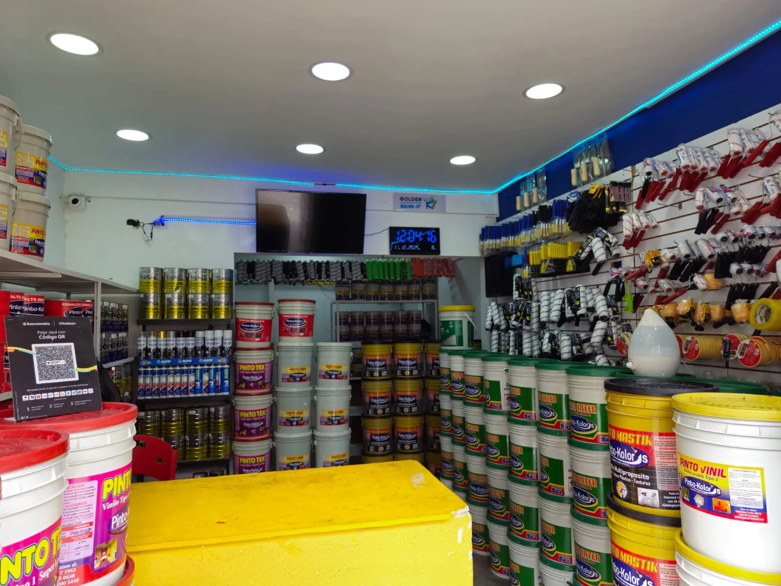 Proceso de producción y sedes de Pinto Kolors — interior tienda productos herramientas